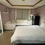 Apartment Close To Hongik University Station